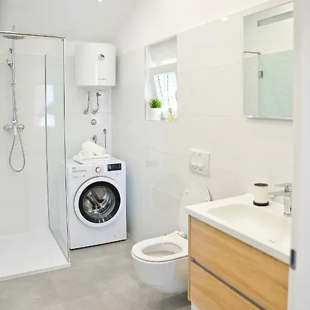 Modern Vitrenjak דירה